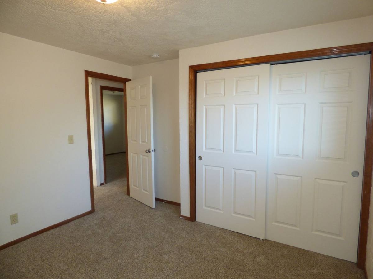 House for rent at 2081 Elmwood Dr S, Salem, OR 97306