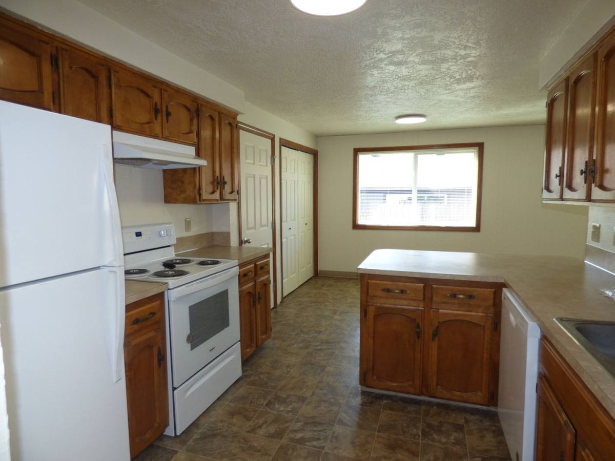 House for rent at 2081 Elmwood Dr S, Salem, OR 97306