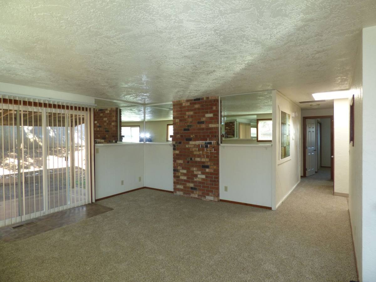 House for rent at 2081 Elmwood Dr S, Salem, OR 97306