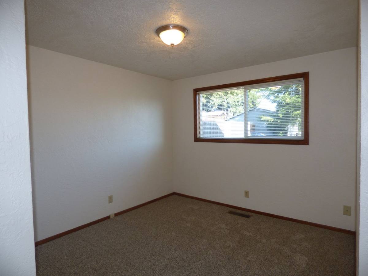 House for rent at 2081 Elmwood Dr S, Salem, OR 97306