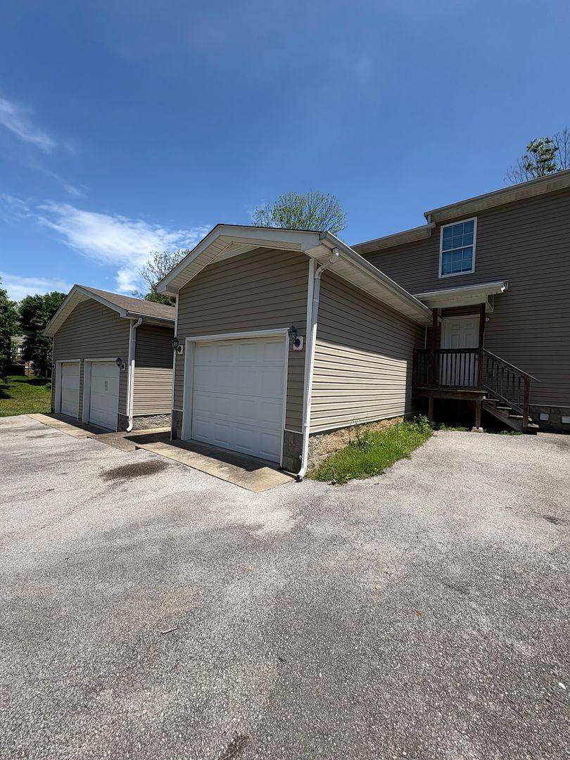 Apartment for rent at 541 McFadin Station St, Bowling Green, KY 42103