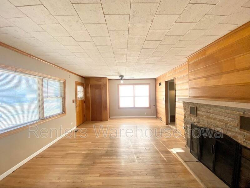 House for rent at 2002 63rd St, Windsor Heights, IA 50324