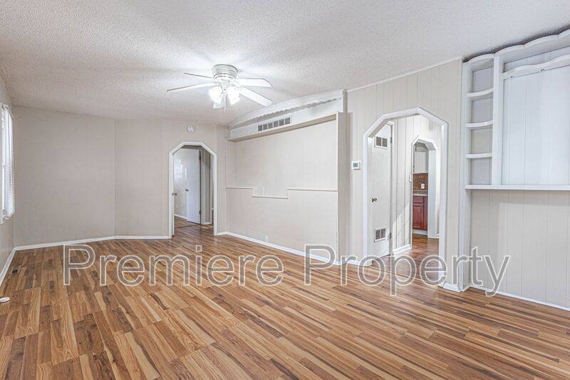 House for rent at 7111 NE 52nd St, Kansas City, MO 64119