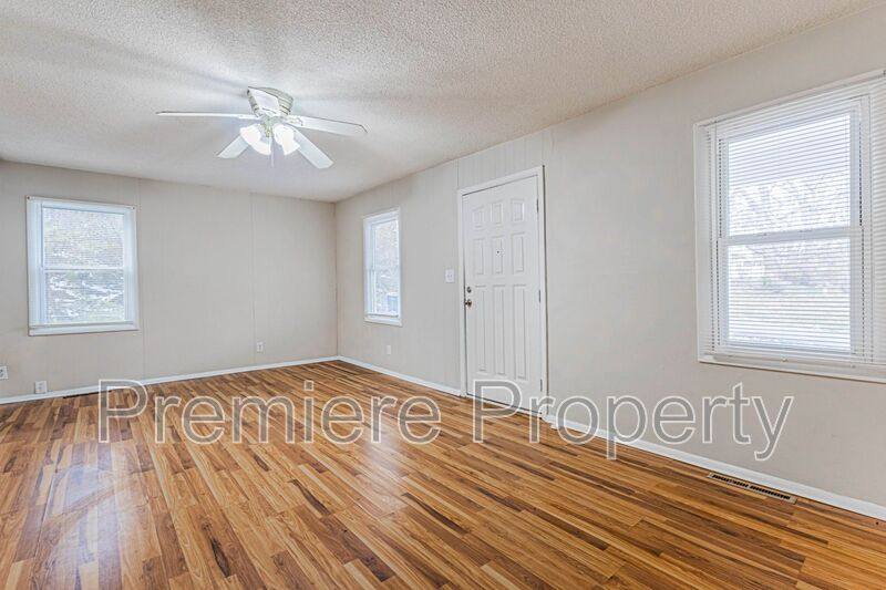 House for rent at 7111 NE 52nd St, Kansas City, MO 64119