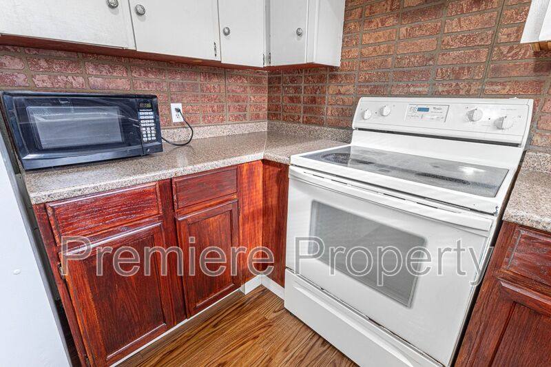 House for rent at 7111 NE 52nd St, Kansas City, MO 64119