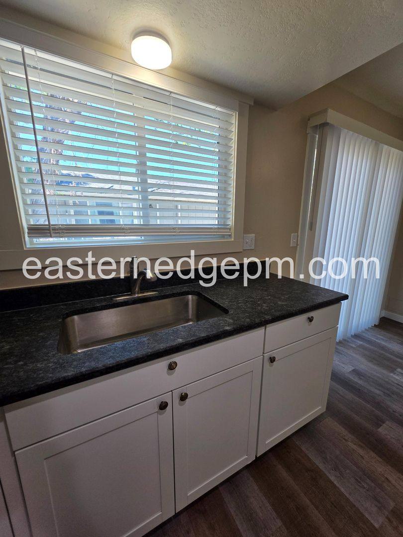 Apartment for rent at 650-652 NW 6th St, Ontario, OR 97914