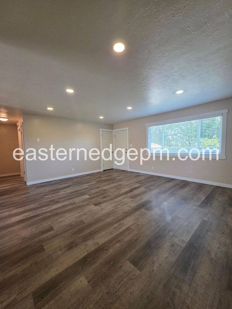 Apartment for rent at 650-652 NW 6th St, Ontario, OR 97914
