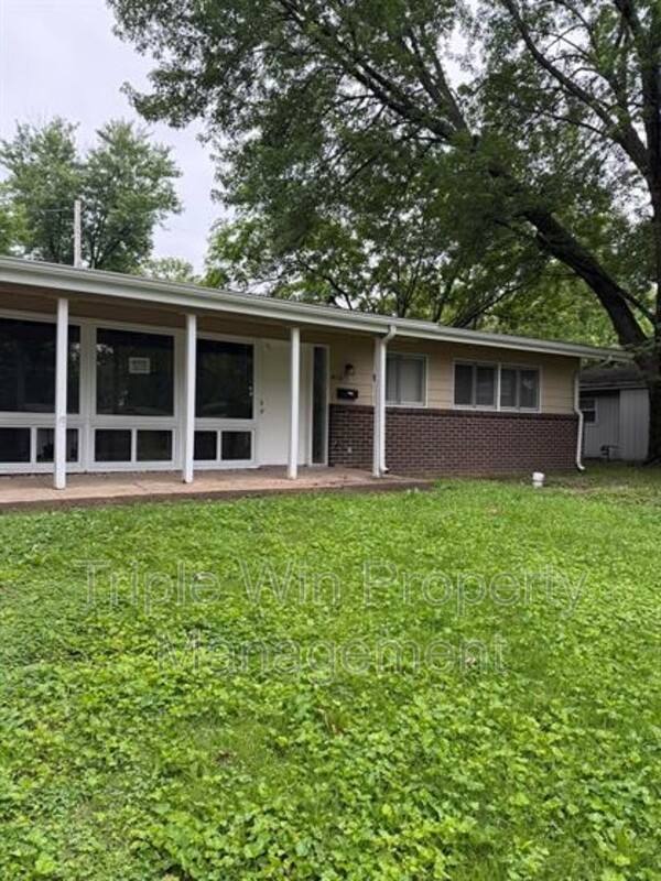 House for rent at 410 Ridge Dr, Florissant, MO 63033
