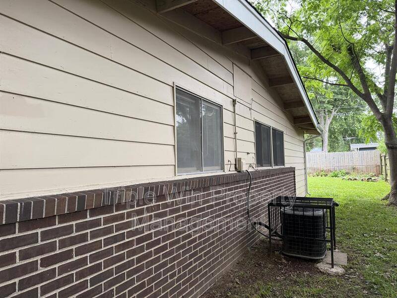 House for rent at 410 Ridge Dr, Florissant, MO 63033