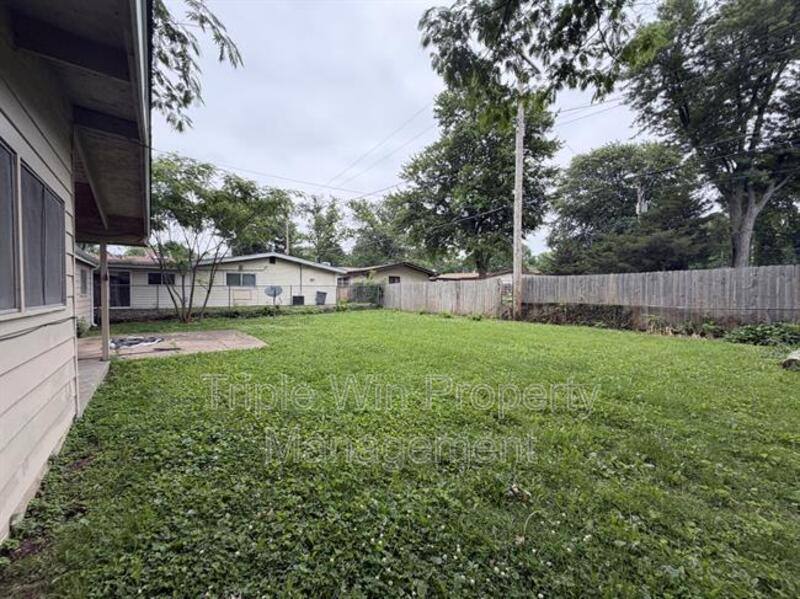 House for rent at 410 Ridge Dr, Florissant, MO 63033