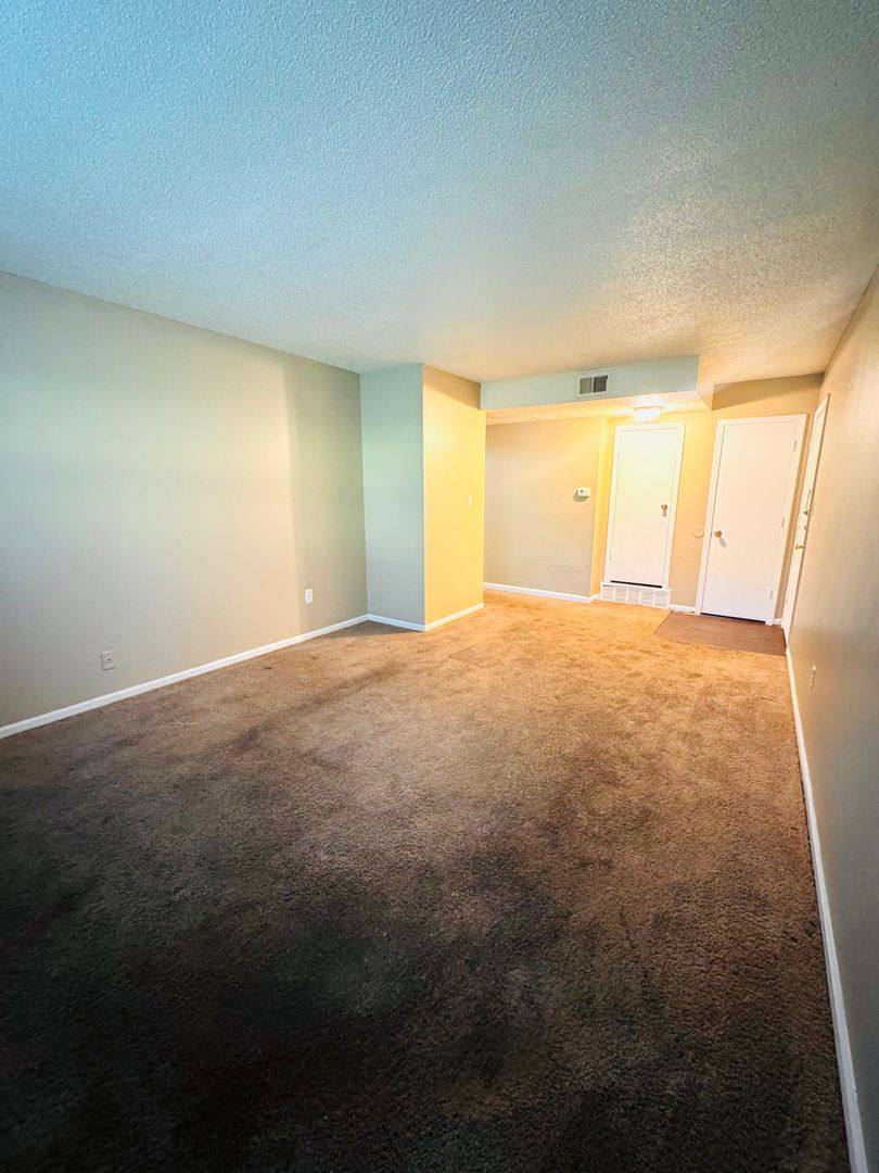 Apartment for rent at 1409 W Maple Ave, Independence, MO 64050