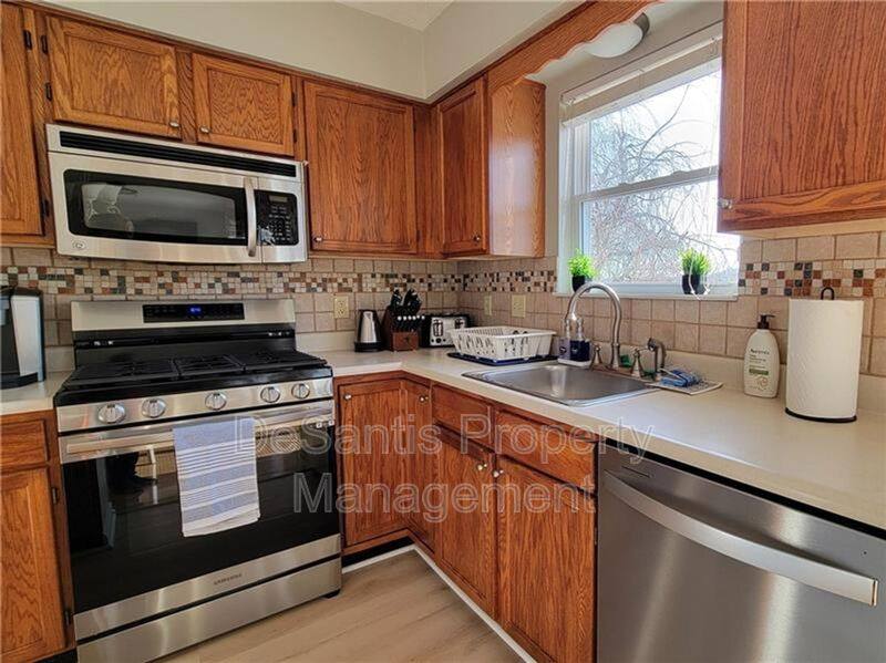 House for rent at 1421 Sandstone Dr, Tarentum, PA 15084