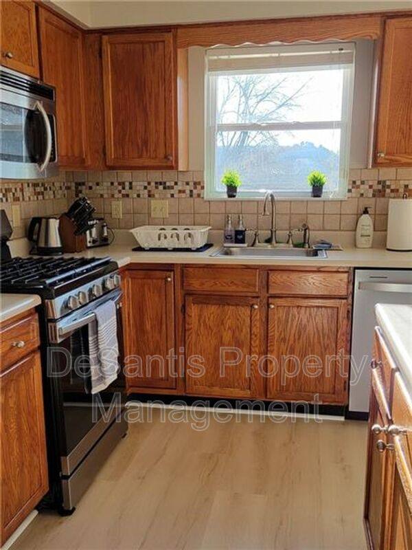 House for rent at 1421 Sandstone Dr, Tarentum, PA 15084