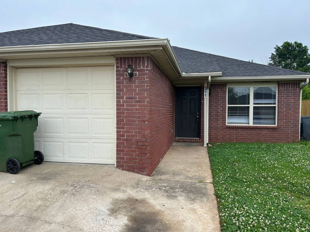 Apartment for rent at 309-311 E Laura St, Rogers, AR 72758