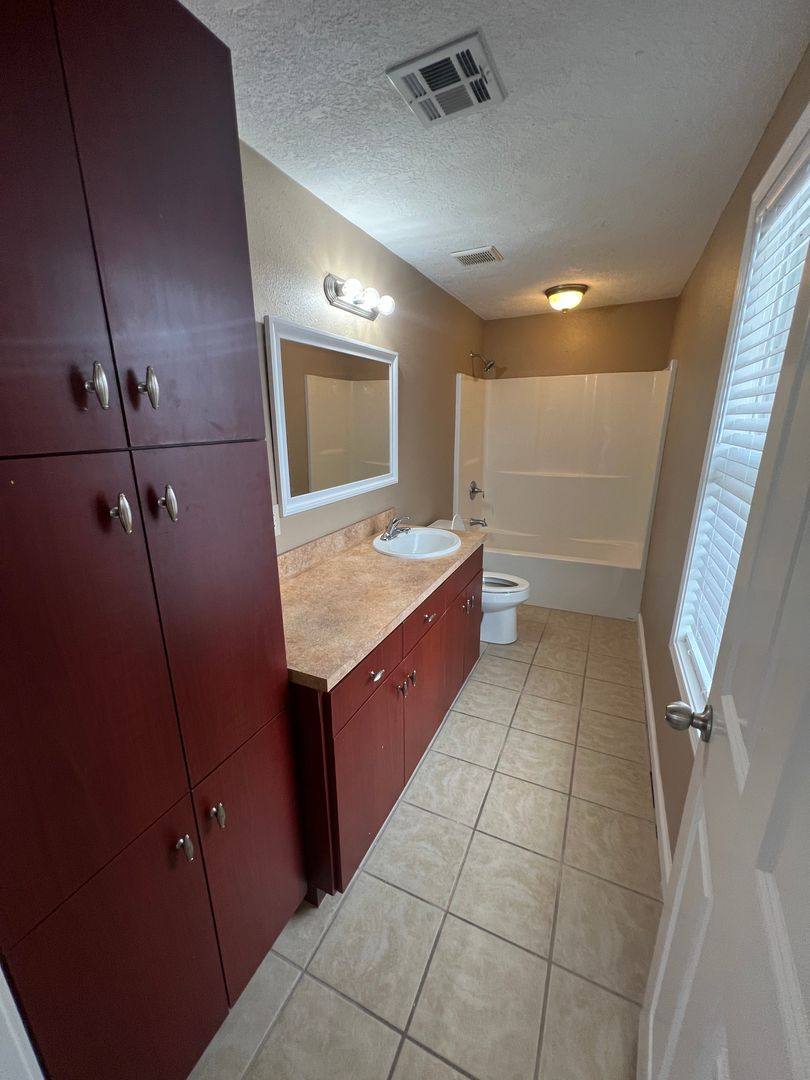 Apartment for rent at 200 W 11th St, Lake Charles, LA 70601