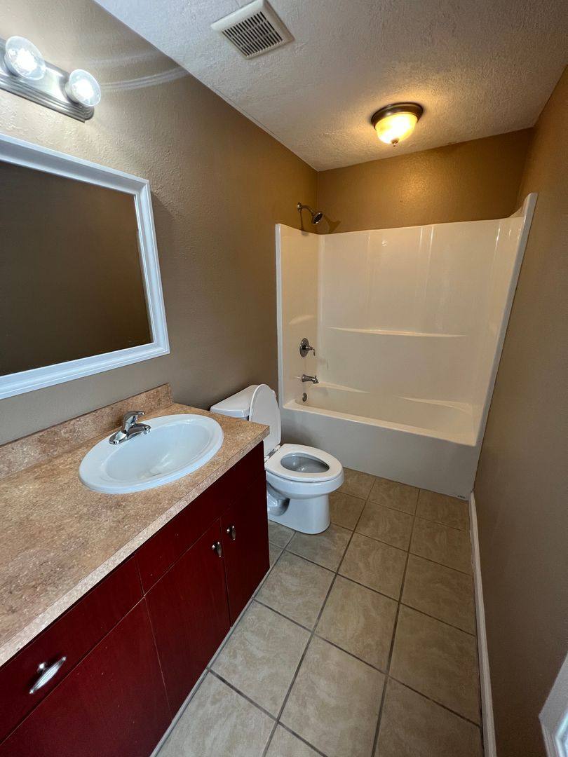 Apartment for rent at 200 W 11th St, Lake Charles, LA 70601
