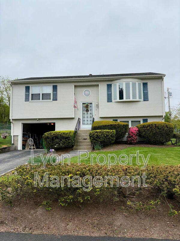 House for rent at 5 Moccasin Dr, Warwick, RI 02889