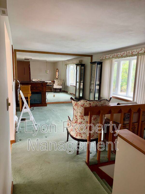 House for rent at 5 Moccasin Dr, Warwick, RI 02889