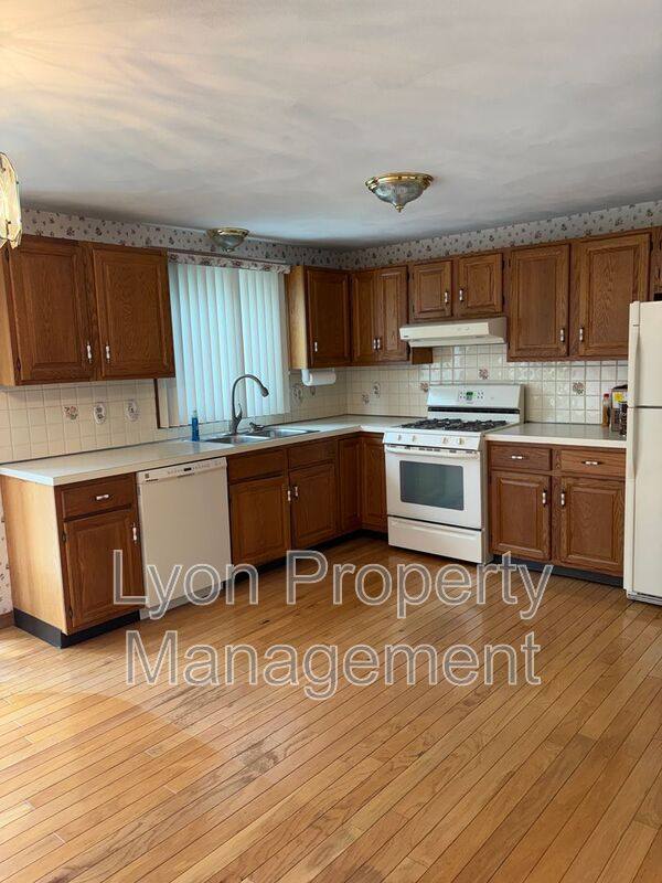 House for rent at 5 Moccasin Dr, Warwick, RI 02889