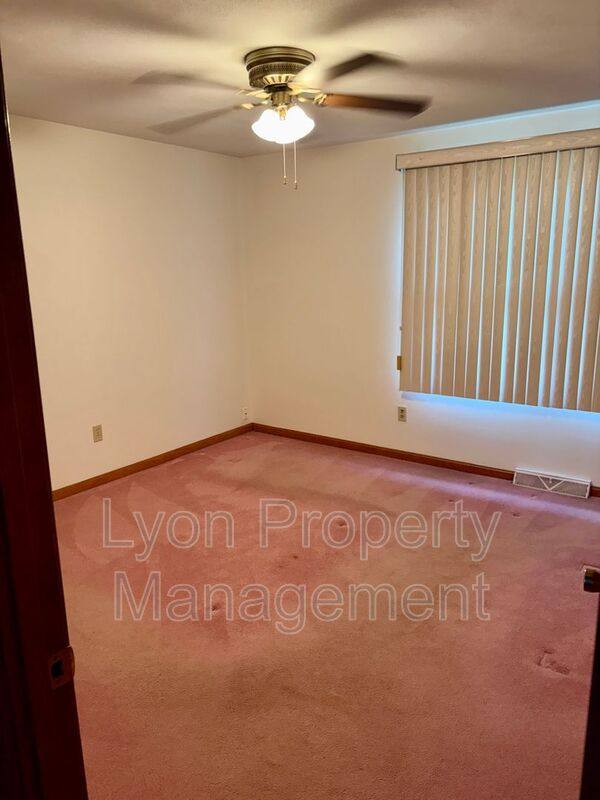 House for rent at 5 Moccasin Dr, Warwick, RI 02889