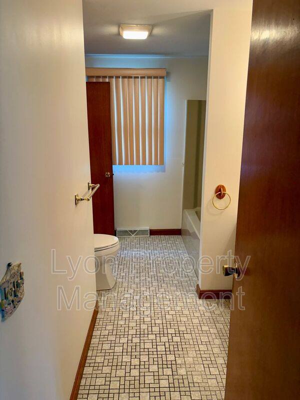 House for rent at 5 Moccasin Dr, Warwick, RI 02889