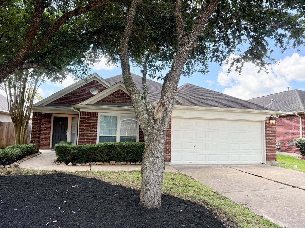 Apartment for rent at 12404 Shady Brook Dr, Pearland, TX 77584
