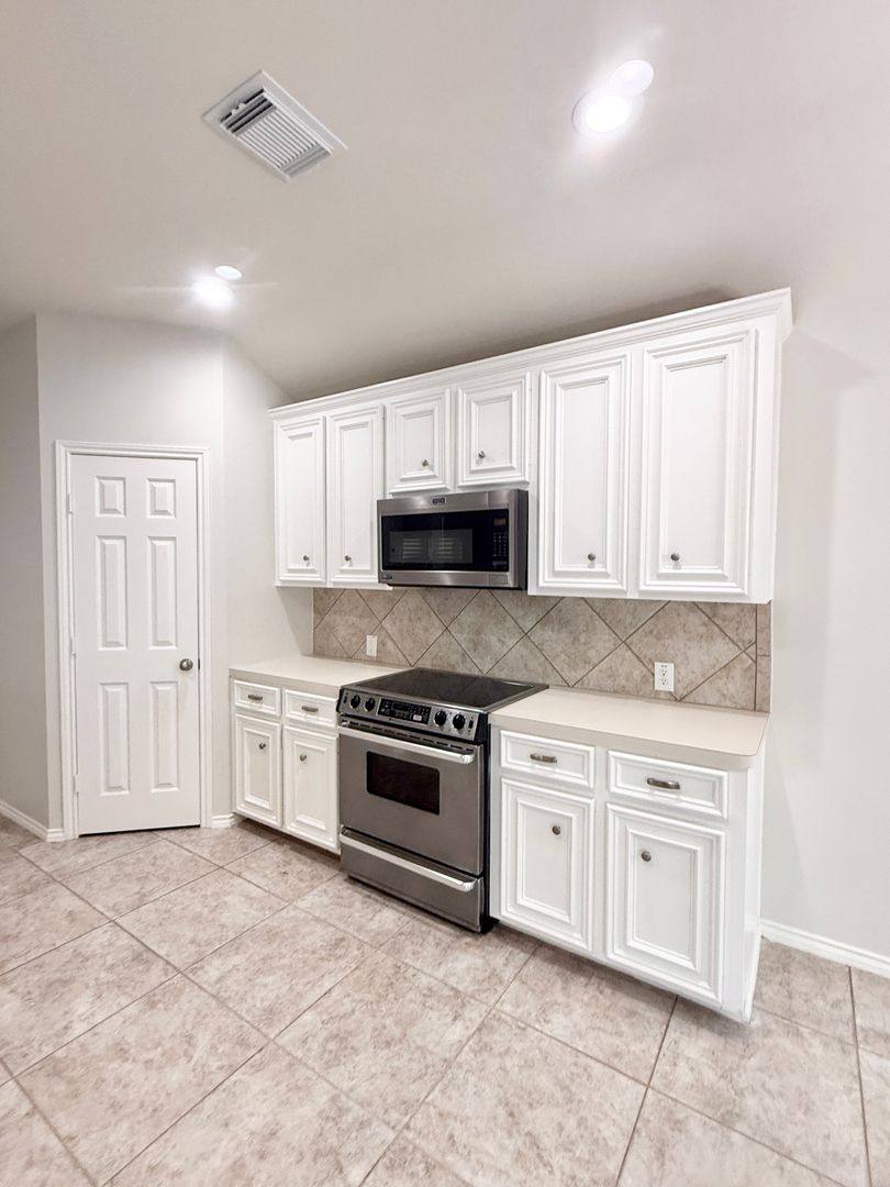 Apartment for rent at 12404 Shady Brook Dr, Pearland, TX 77584