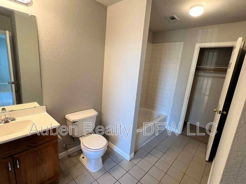 House for rent at 434 Chestnut Lane, Desoto, TX 75115