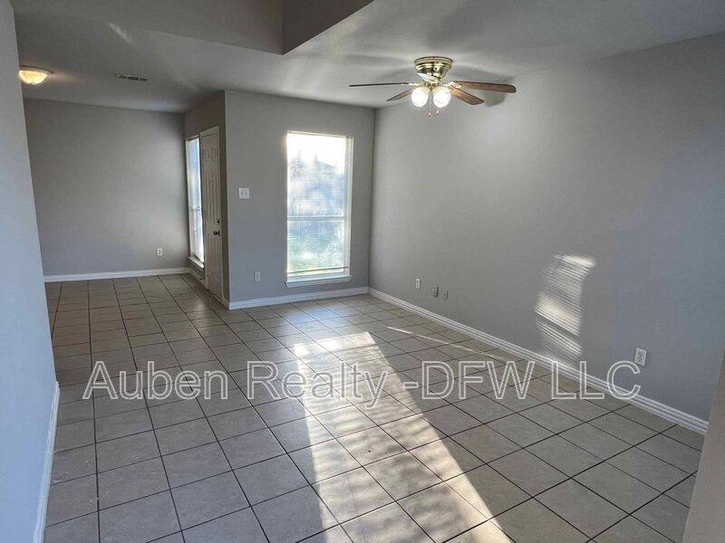 House for rent at 434 Chestnut Lane, Desoto, TX 75115