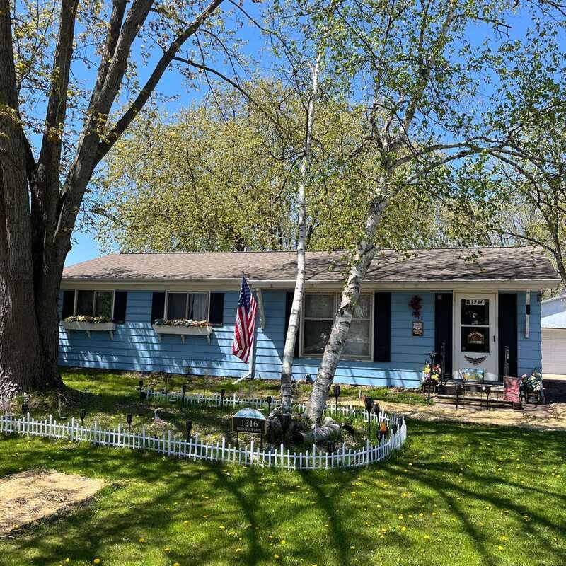 House for rent at 1216 Meadowview Dr, Menasha, WI 54952