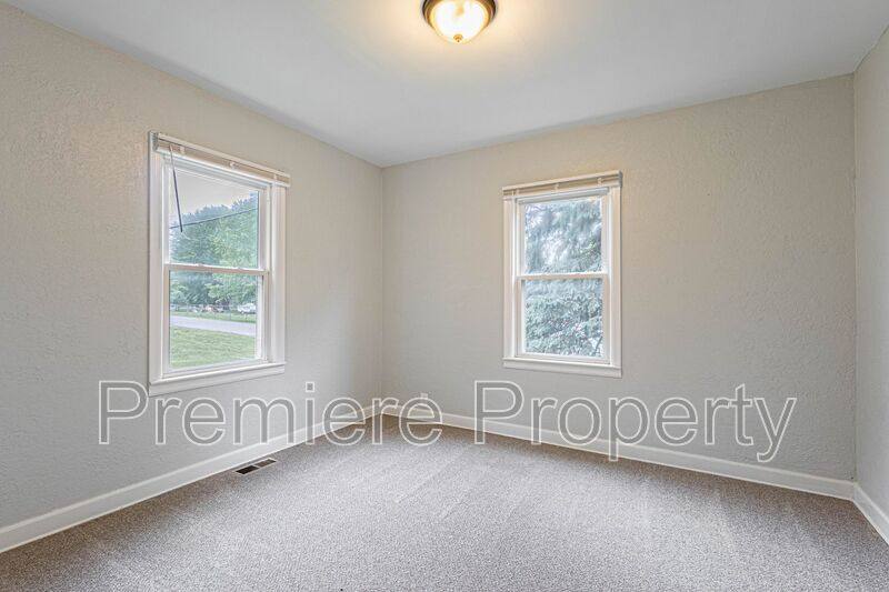 House for rent at 804 E Gudgell Ave, Independence, MO 64055