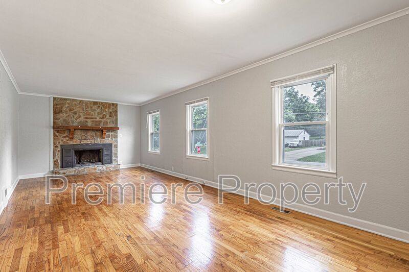 House for rent at 804 E Gudgell Ave, Independence, MO 64055