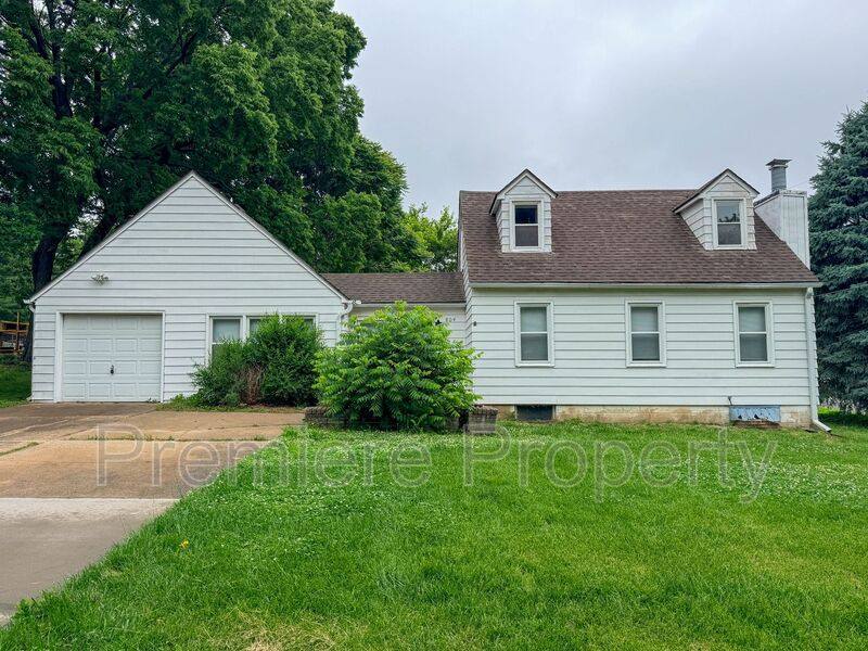 House for rent at 804 E Gudgell Ave, Independence, MO 64055