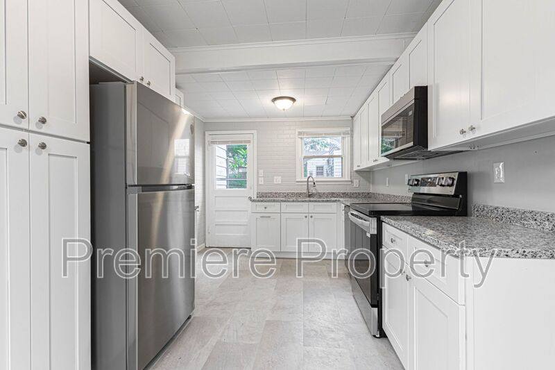 House for rent at 804 E Gudgell Ave, Independence, MO 64055