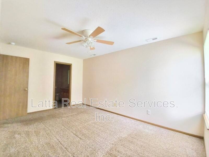 Apartment for rent at 715 W 26th St #B, Higginsville, MO 64037