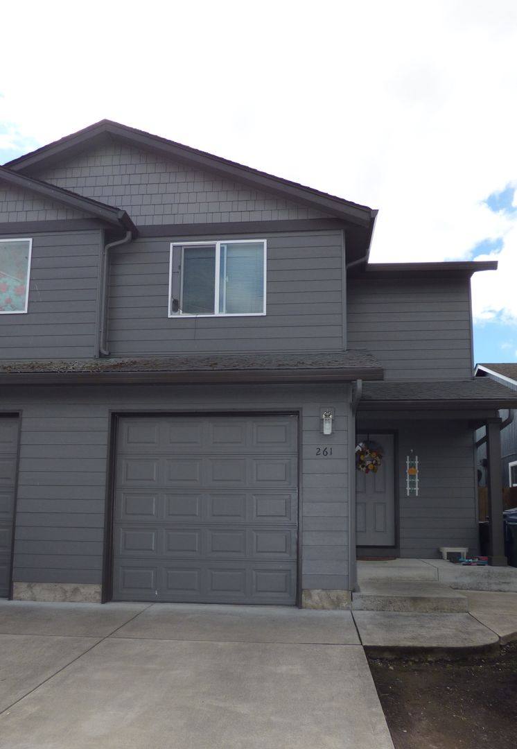 Townhouse for rent at 261 Gwinn St E, Monmouth, OR 97361