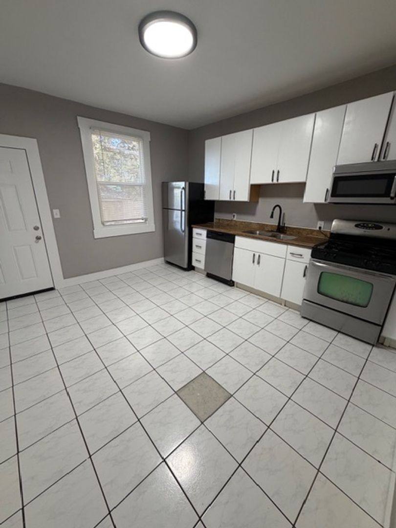 Apartment for rent at 1668-1670 12th, Oakland, CA 94607