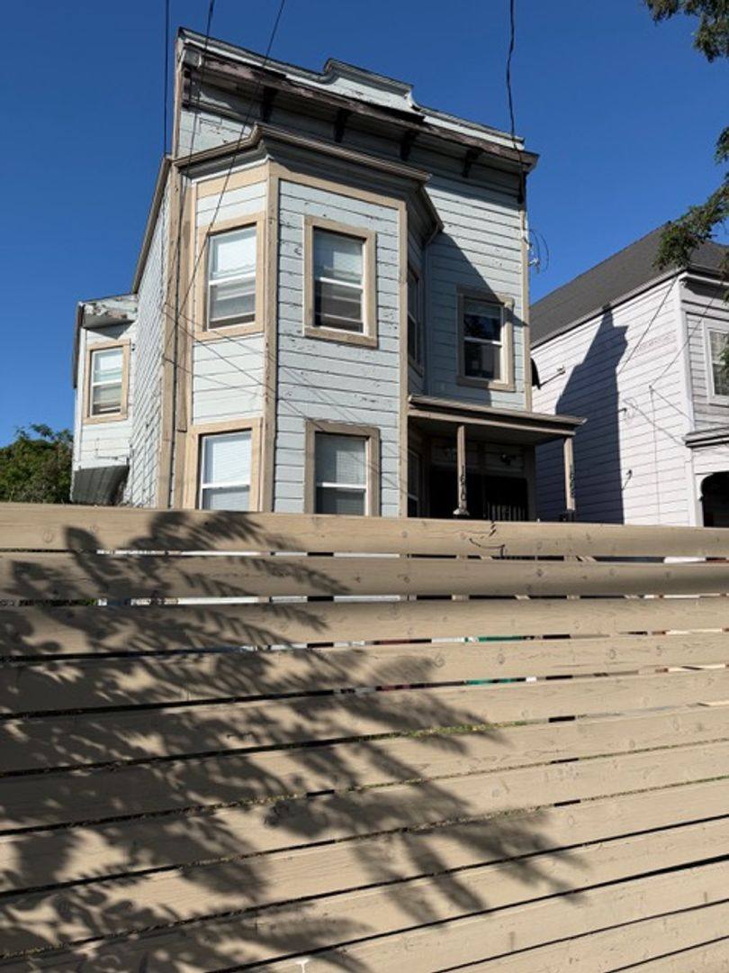 Apartment for rent at 1668-1670 12th, Oakland, CA 94607