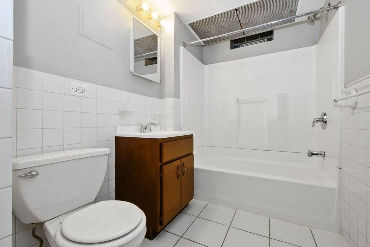 Apartment for rent at 6214-26 Eberhart Ave, Chicago, IL 60637