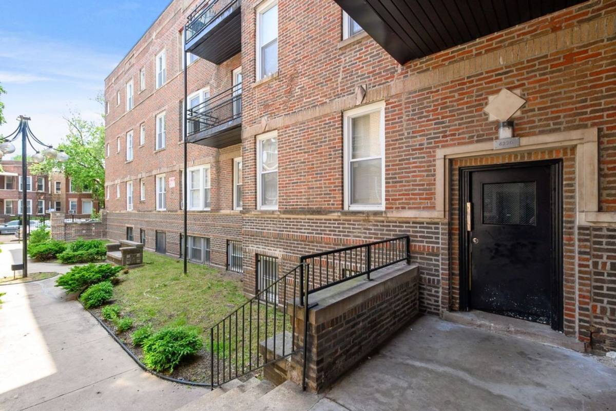 Apartment for rent at 6214-26 Eberhart Ave, Chicago, IL 60637