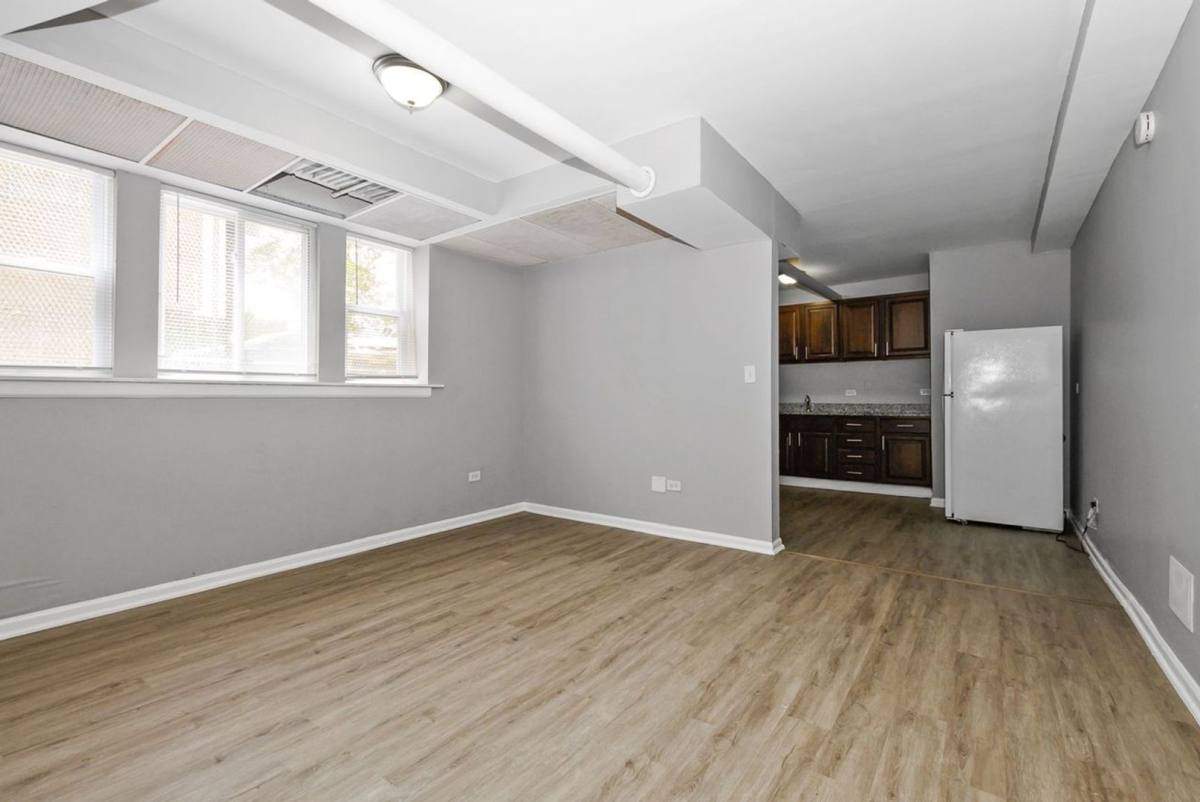 Apartment for rent at 6214-26 Eberhart Ave, Chicago, IL 60637