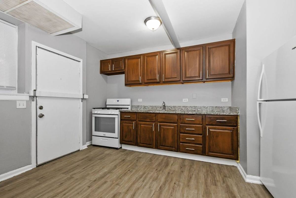 Apartment for rent at 6214-26 Eberhart Ave, Chicago, IL 60637