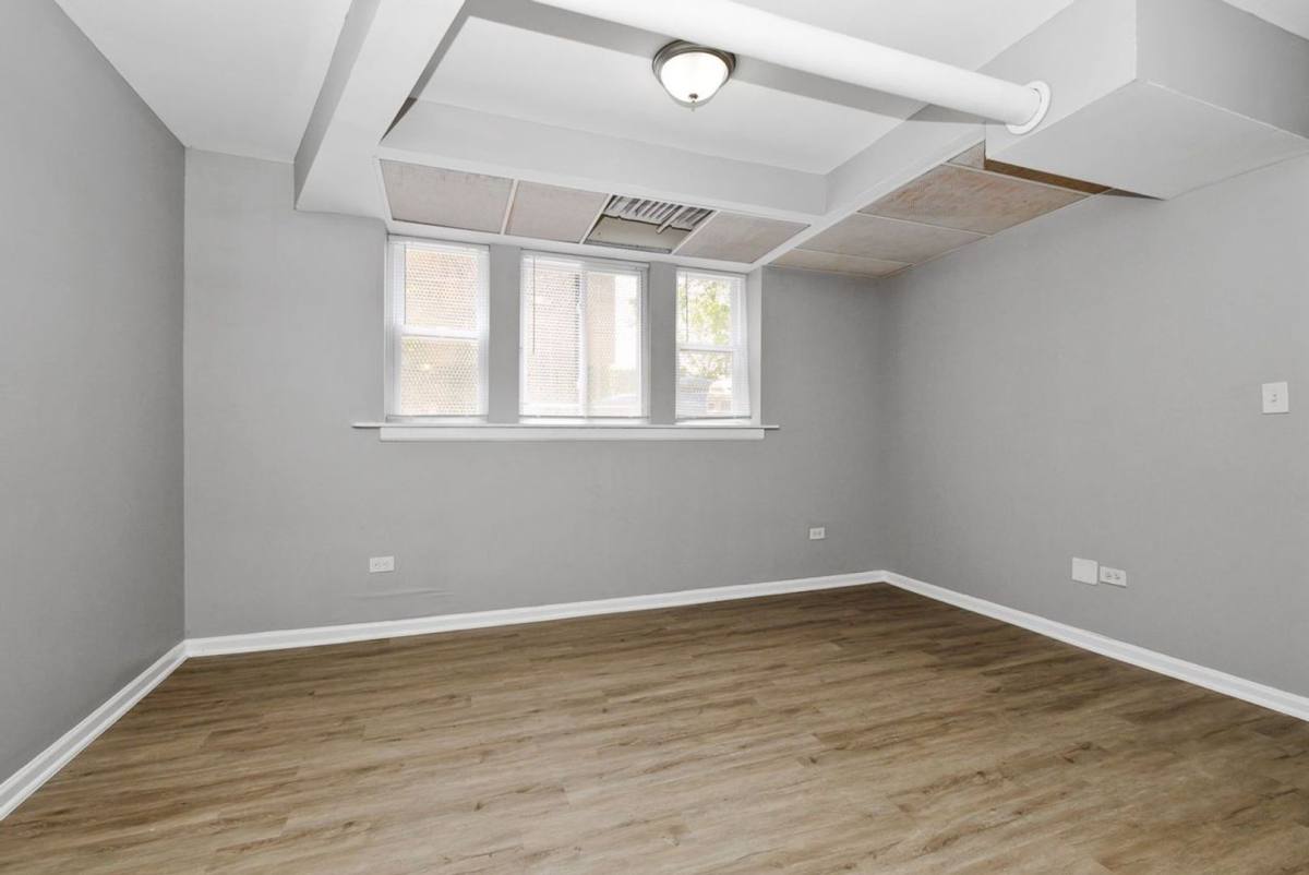 Apartment for rent at 6214-26 Eberhart Ave, Chicago, IL 60637