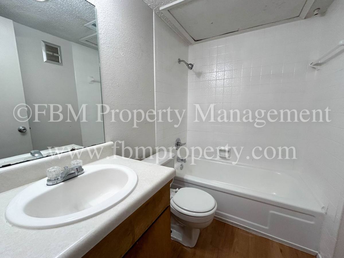 Apartment for rent at 800 N Clay St, Ennis, TX 75119
