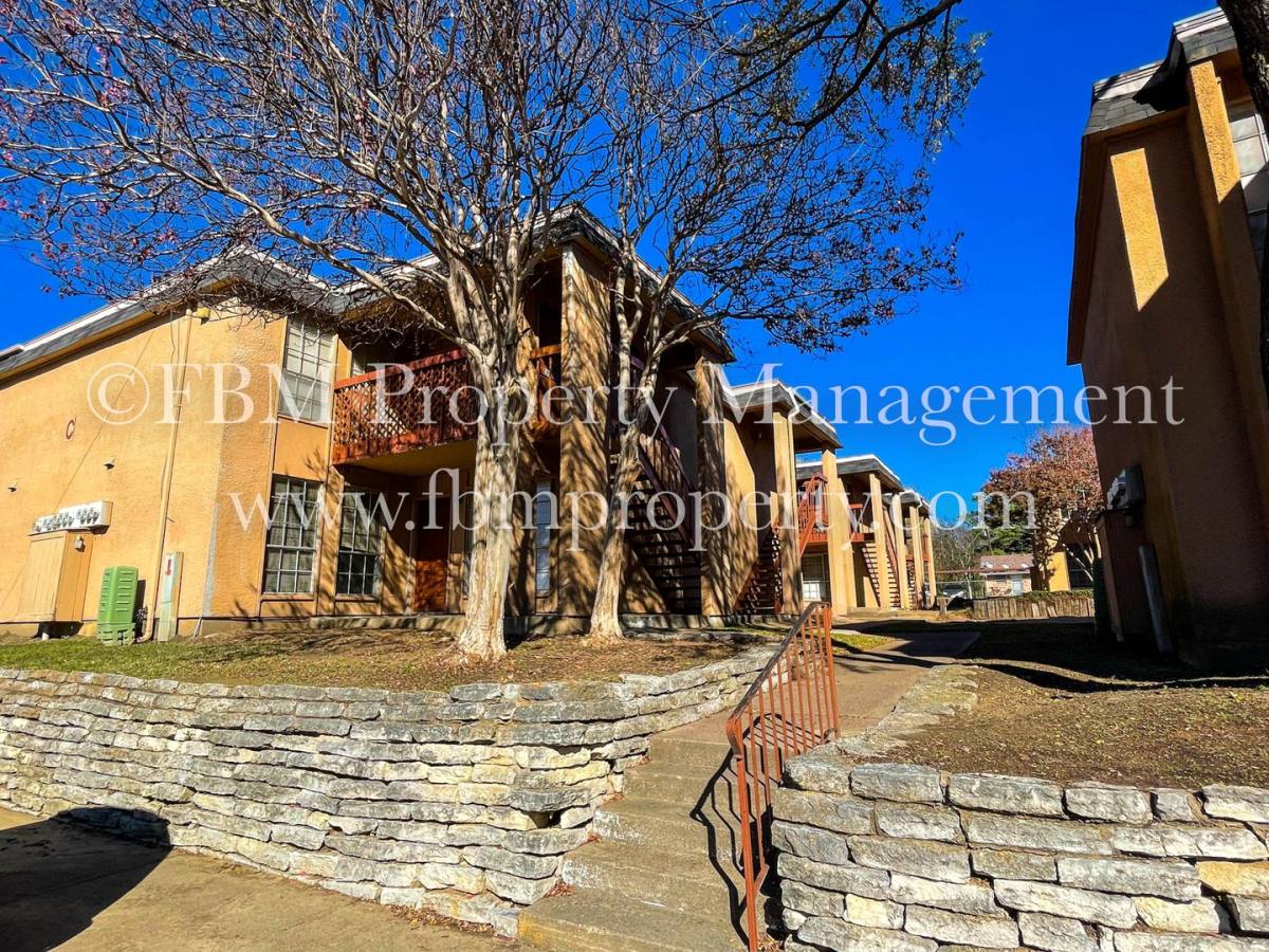 Apartment for rent at 800 N Clay St, Ennis, TX 75119