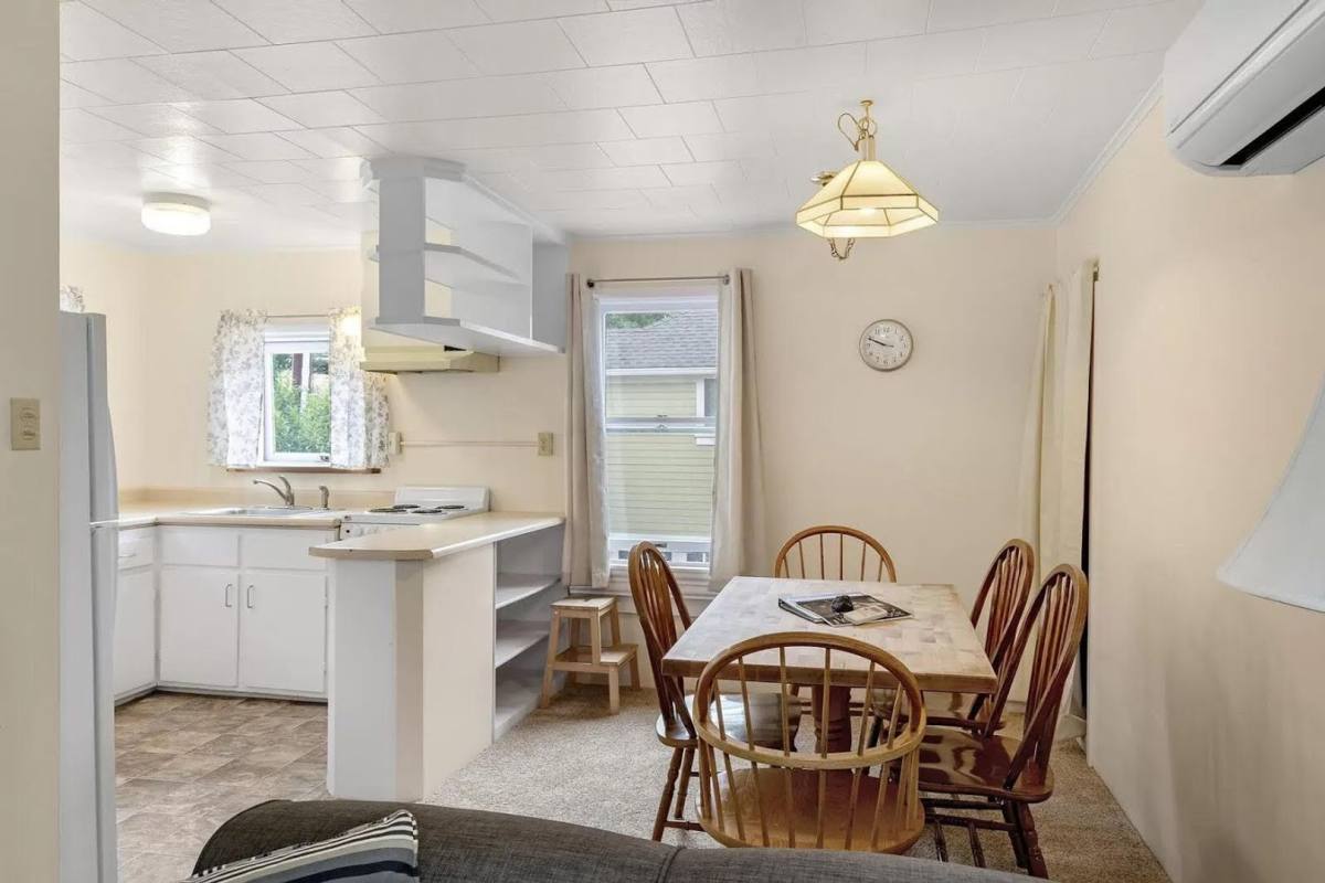 Apartment for rent at 11 Beach Ave, Ashland, OR 97520