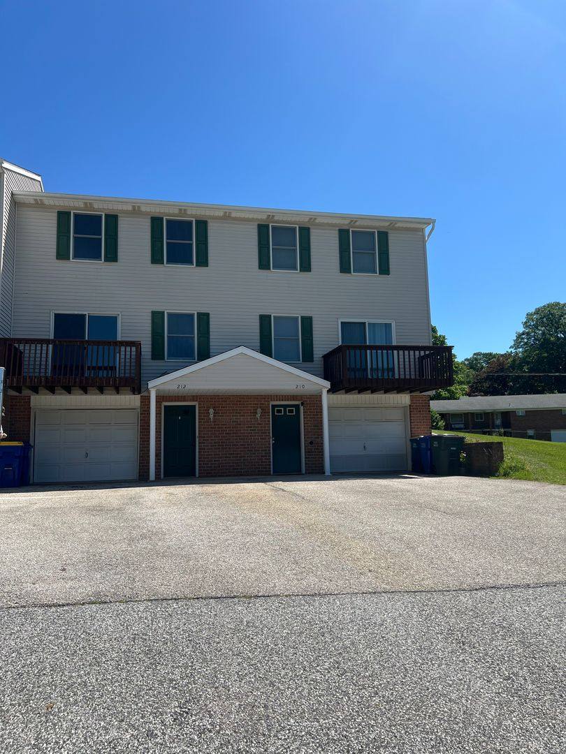 Townhouse for rent at 212 Ark Dr, Dallastown, PA 17313