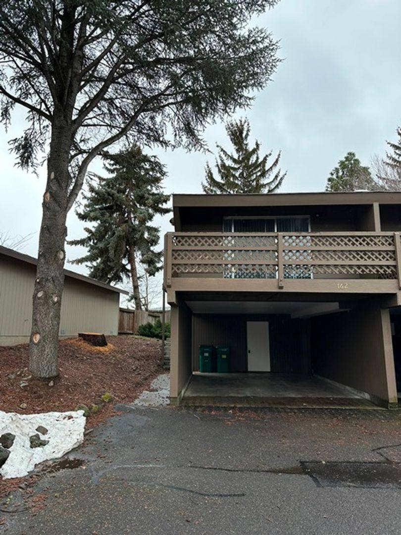 Townhouse for rent at 762 W Oregon Ave, Klamath Falls, OR 97601