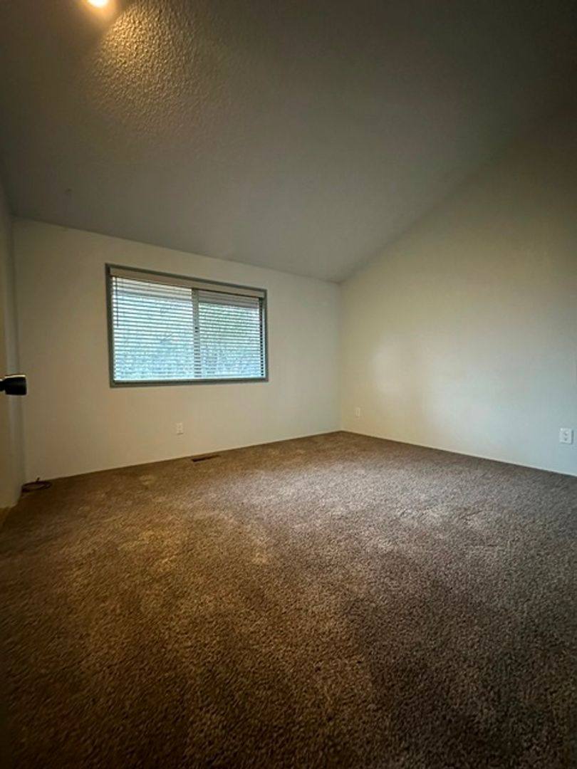 Townhouse for rent at 762 W Oregon Ave, Klamath Falls, OR 97601