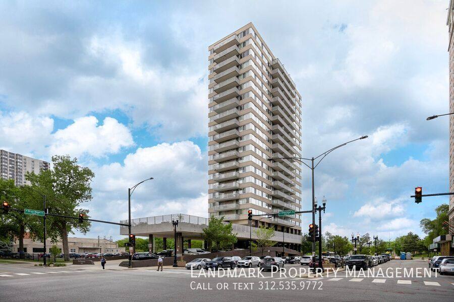 Apartment for rent at 5601 N Sheridan Rd #5B, Chicago, IL 60660